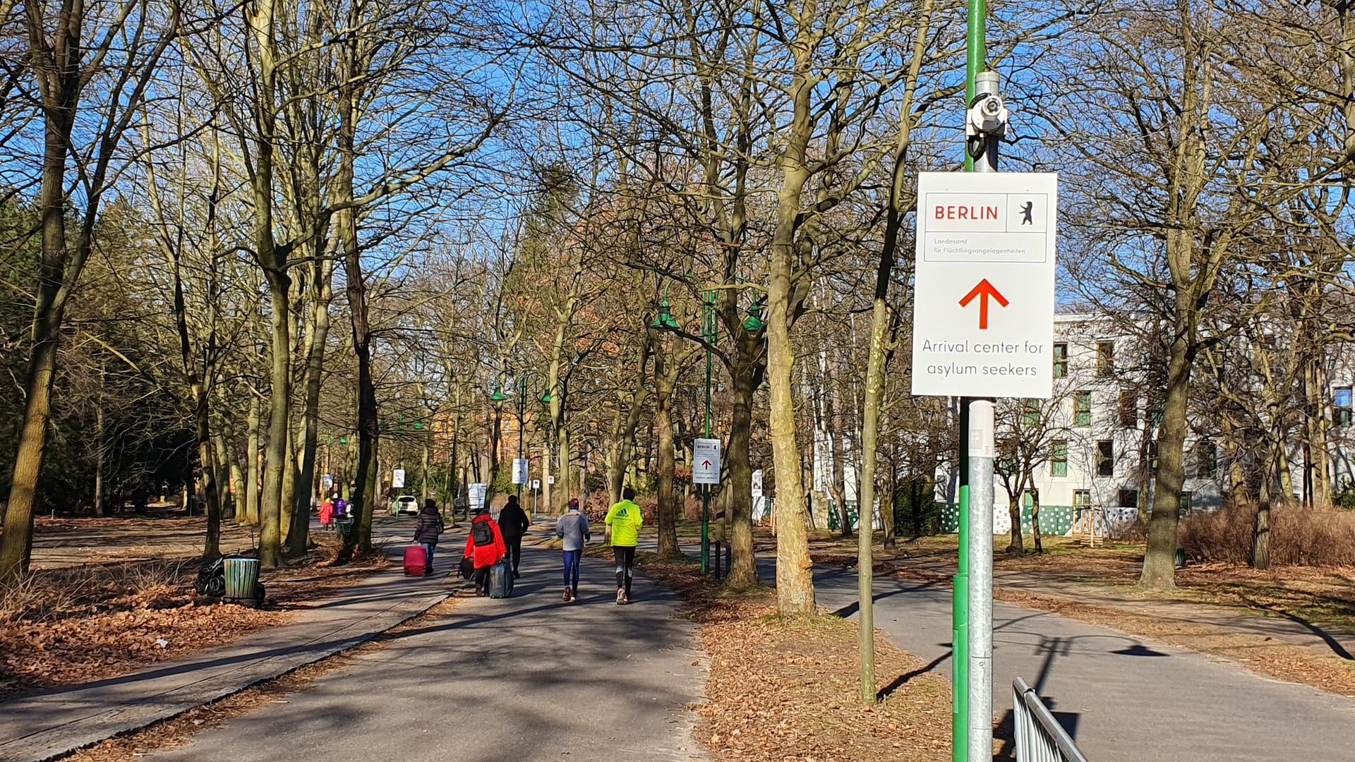 Zur Erstaufnahme für Geflüchtete gradeaus: Das Areal in Reinickendorf ist weitläufig, übernachtet werden kann auch direkt vor Ort.