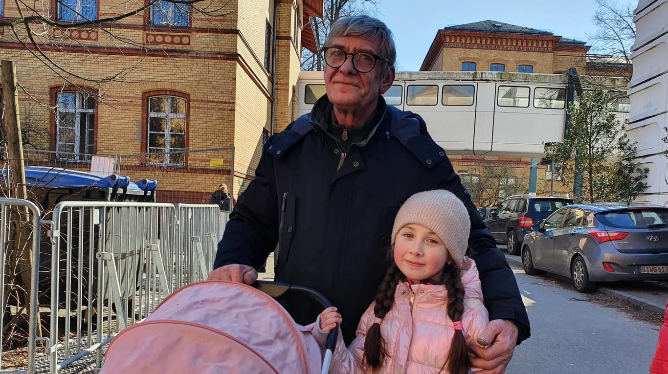 Olexandr Zhuravel mit seiner Enkelin: Der 62-Jährige hat alle Frauen seiner Familie in seiner Berliner Wohnung aufgenommen.