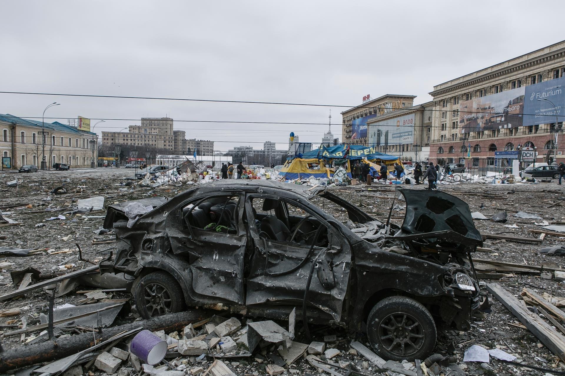Der zentrale Platz liegt nach dem Beschuss des Rathauses in Trümmern: Russische Granaten beschossen die zweitgrößte Stadt der Ukraine.