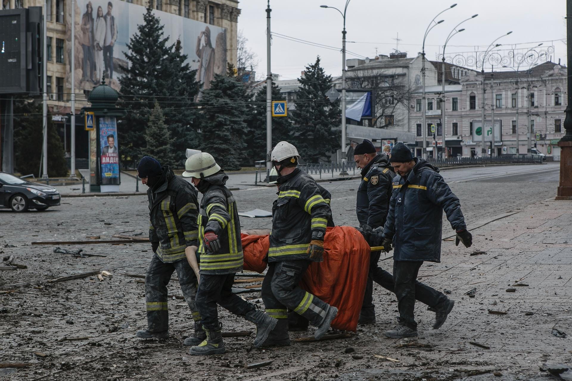 Ukrainische Rettungskräfte tragen die Leiche eines Opfers: Wie viele Menschen bei dem Beschuss ums Leben gekommen sind, ist noch nicht klar.