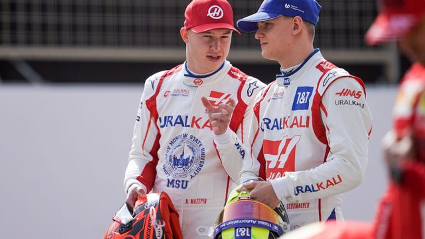 Mick Schumacher (r) im Gespräch mit seinem russischen Teamkollegen Nikita Masepin.