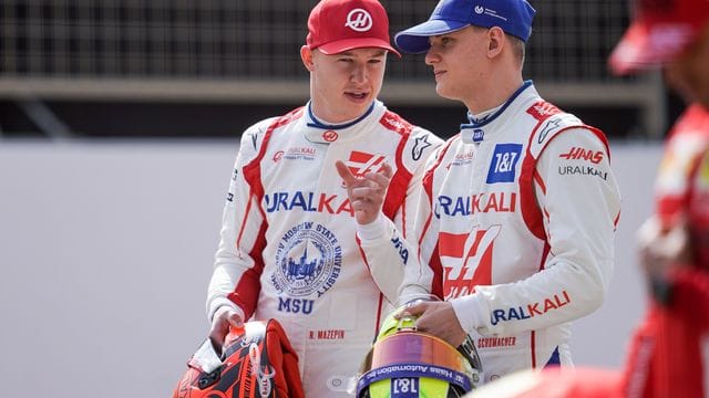 Mick Schumacher (r) im Gespräch mit seinem russischen Teamkollegen Nikita Masepin.