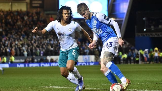 Nathan Ake (l) von Manchester City in Aktion gegen Hayden Coulson von Peterborough. Nathan Ake (l) von Manchester City in Aktion gegen Hayden Coulson von Peterborough.