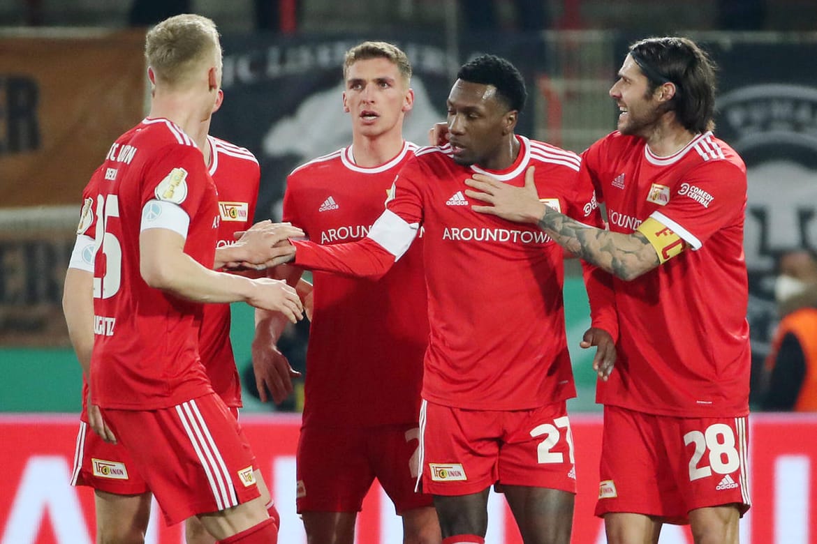 Torschütze Sheraldo Becker (2.v.r.) kann mit seinen Teamkollegen von Union Berlin den Einzug ins Halbfinale des DFB-Pokals bejubeln.