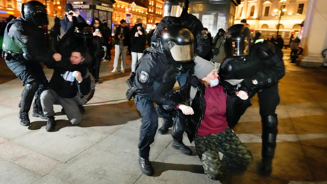 Die Polizei in St. Petersburg hält Demonstranten während einer Aktion gegen Russlands Angriff auf die Ukraine fest.