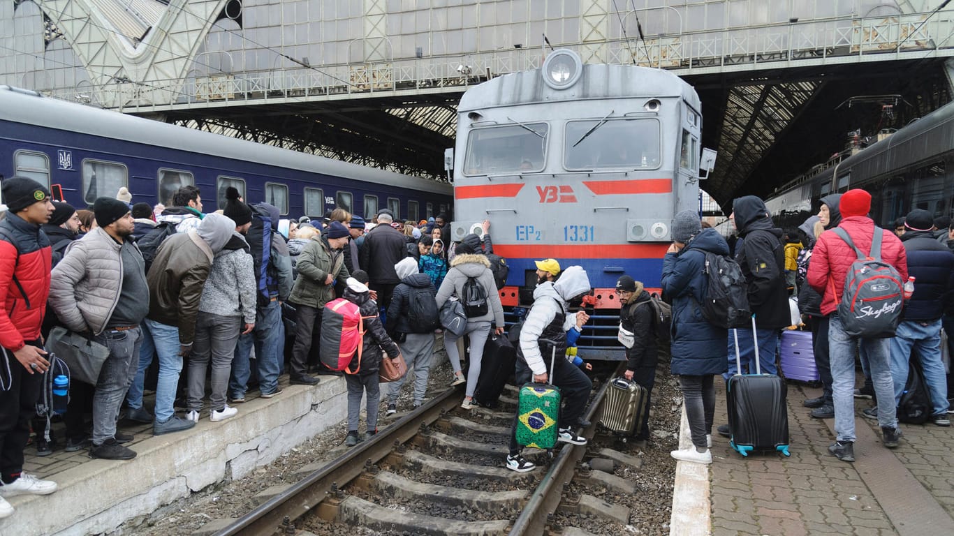 Menschen versammeln sich am Bahnhof in Lwiw im Westen der Ukraine, um die Ukraine in Richtung der Nachbarländer zu verlassen.