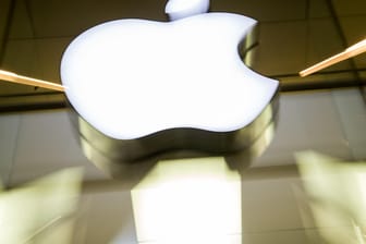 Das Logo vom Apple an einem Geschäft (Symbolbild): Der Konzern setzt seine Tätigkeiten in Russland vorerst aus.