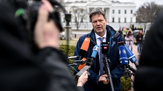 Vizekanzler Robert Habeck (Grüne) spricht vor dem Weißen Haus mit Journalisten.