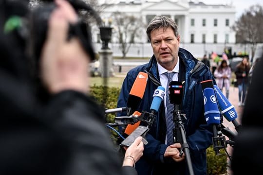 Vizekanzler Robert Habeck (Grüne) spricht vor dem Weißen Haus mit Journalisten.