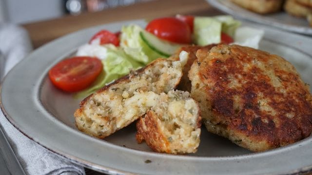 Für die Tiroler Kaspressknödel werden als Hauptzutaten 400 g Knödelbrot (Semmelwürfel), 400 ml Milch und 400 g Bergkäse benötigt, zum Ausbraten Butterschmalz.