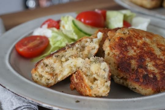 Für die Tiroler Kaspressknödel werden als Hauptzutaten 400 g Knödelbrot (Semmelwürfel), 400 ml Milch und 400 g Bergkäse benötigt, zum Ausbraten Butterschmalz.