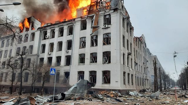 Ein Fakultätsgebäude der ukrainischen Uni in Charkiw brennt wegen eines russischen Raketenangriffs.