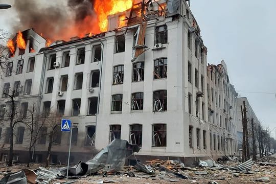 Ein Fakultätsgebäude der ukrainischen Uni in Charkiw brennt wegen eines russischen Raketenangriffs.