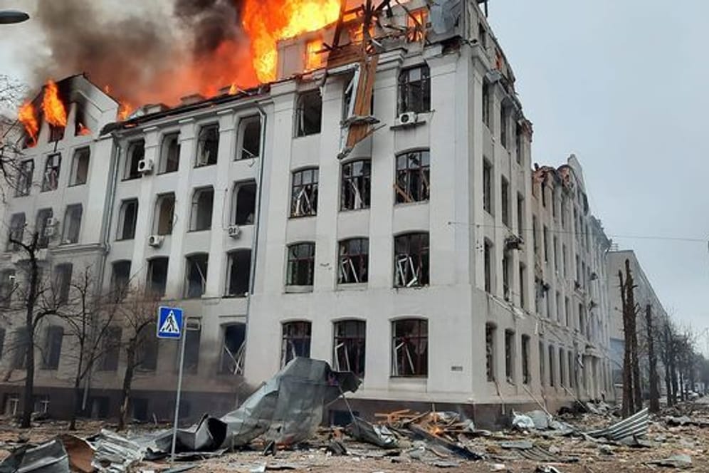 Ein Fakultätsgebäude der ukrainischen Uni in Charkiw brennt wegen eines russischen Raketenangriffs.