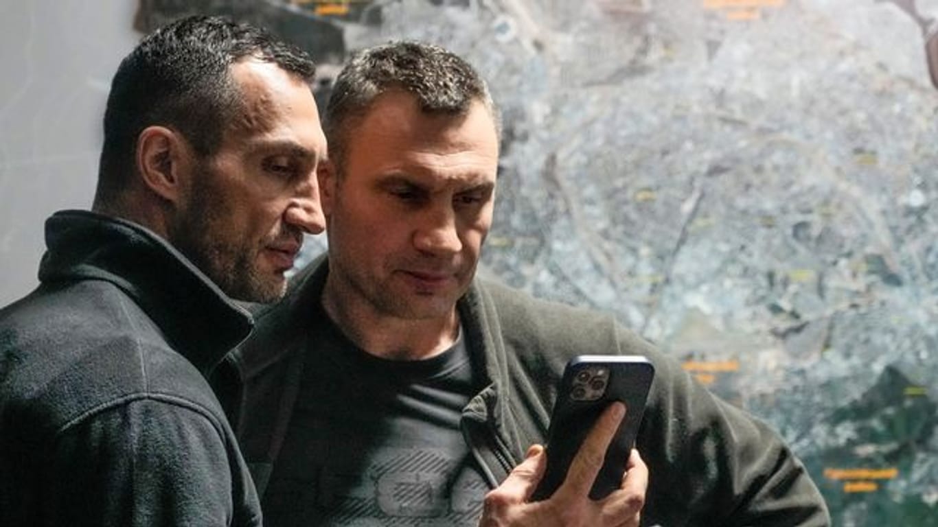 Vitali Klitschko (r), Bürgermeister von Kiew und ehemaliger Box-Profi, und sein Bruder Wladimir Klitschko, ebenfalls ehemaliger Box-Profi, wollen Kiew verteidigen.