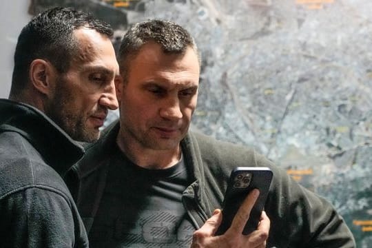 Vitali Klitschko (r), Bürgermeister von Kiew und ehemaliger Box-Profi, und sein Bruder Wladimir Klitschko, ebenfalls ehemaliger Box-Profi, wollen Kiew verteidigen.