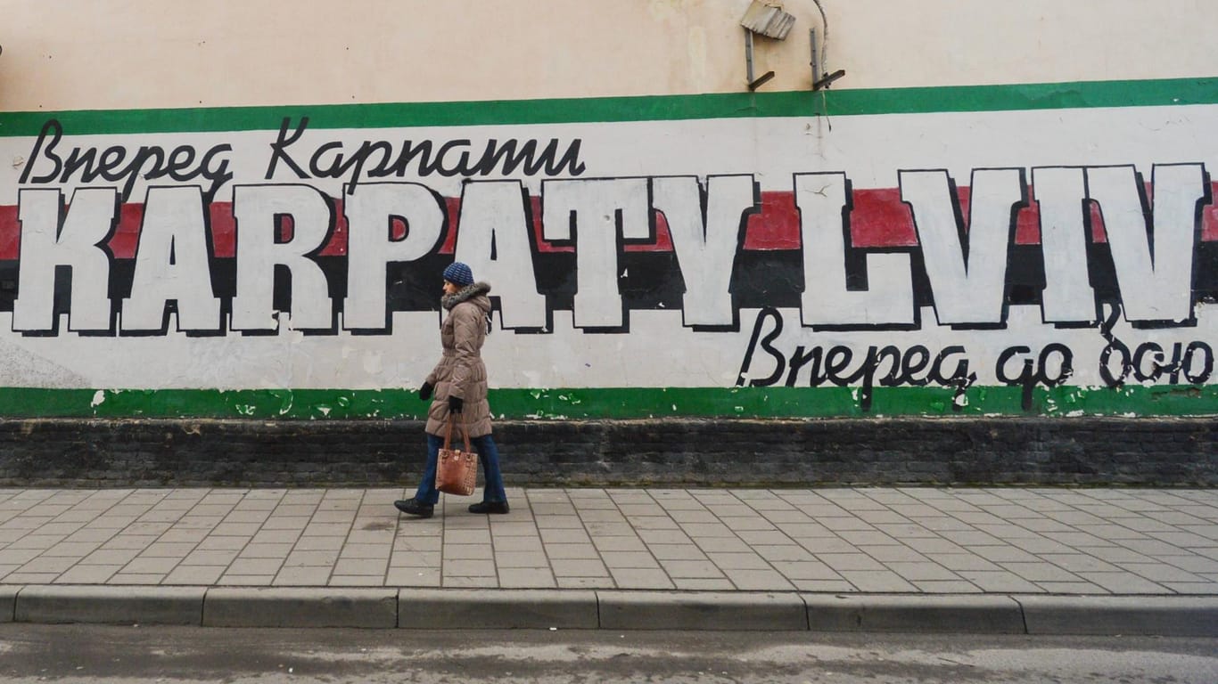 Graffiti in Lviv: Ein Spieler des ansässigen Fußballklubs Karpaty Lviv ist im Ukraine-Krieg ums Leben gekommen (Symbolbild).