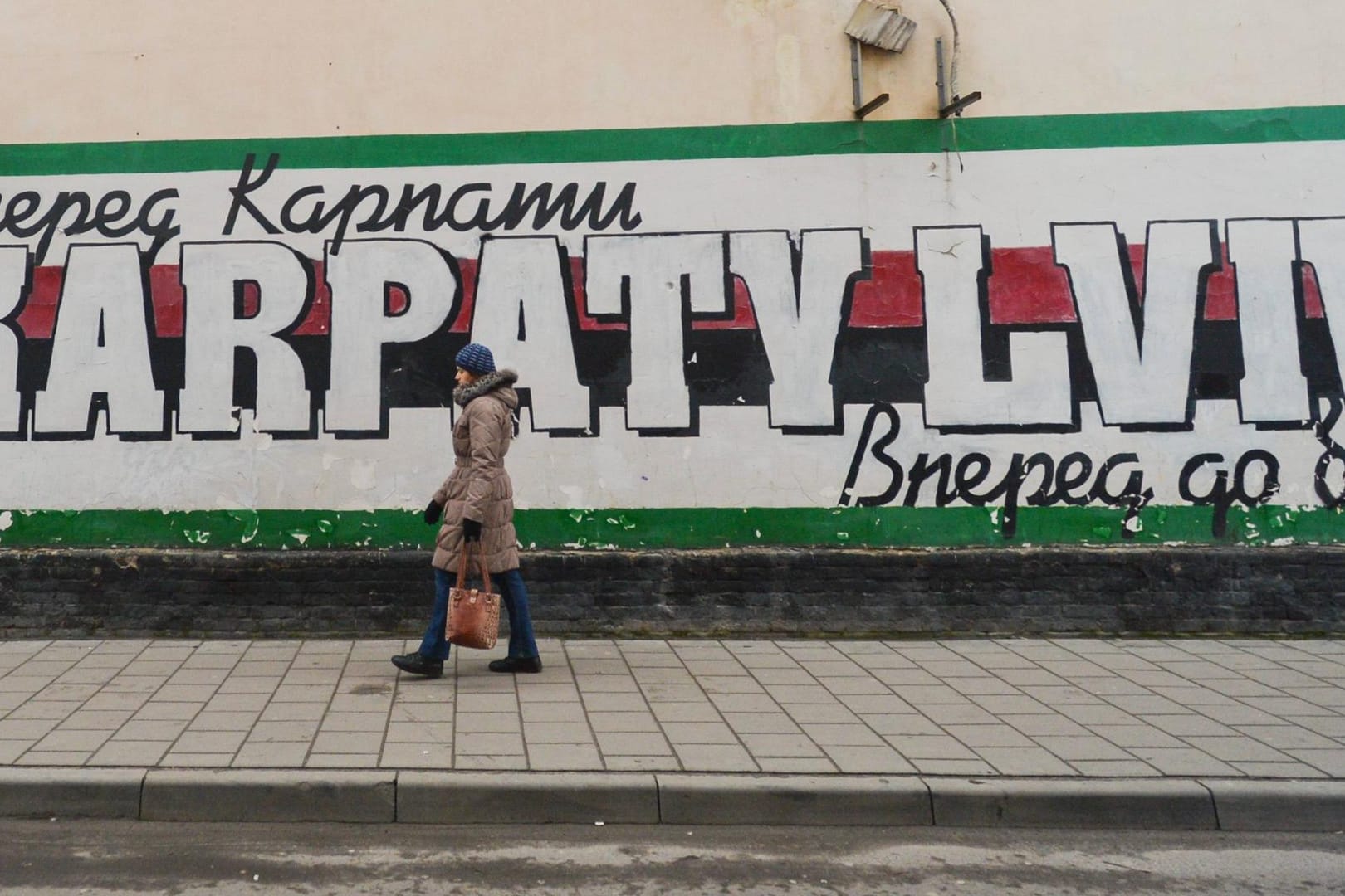 Graffiti in Lviv: Ein Spieler des ansässigen Fußballklubs Karpaty Lviv ist im Ukraine-Krieg ums Leben gekommen (Symbolbild).