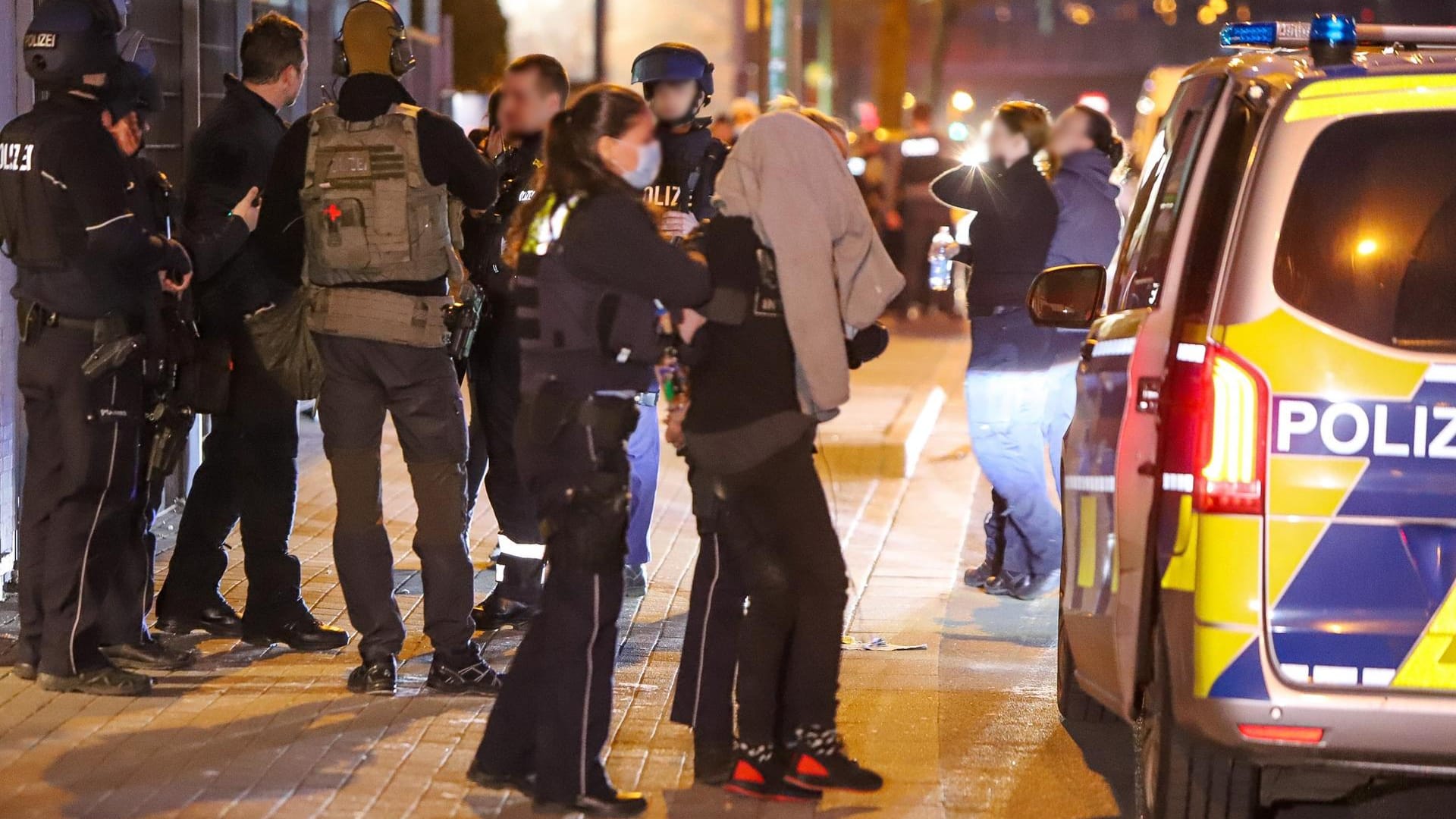 Eine Person wird festgenommen: In Essen wurde aus einem Fenster in einen Hinterhof geschossen. Eine Person wird festgenommen: In Essen wurde aus einem Fenster in einen Hinterhof geschossen.