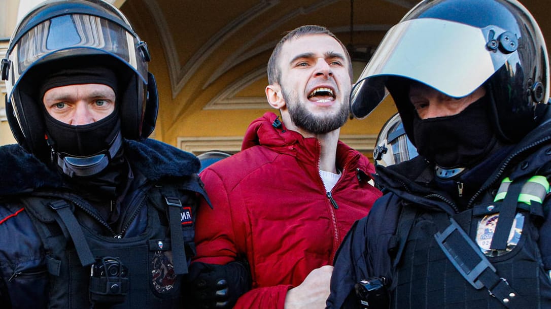 Polizisten nehmen einen Demonstranten in St. Petersburg fest: "Unverhüllte Tatsache der Zensur, um militärische Operationen zu begleiten".