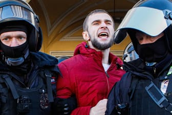 Polizisten nehmen einen Demonstranten in St. Petersburg fest: "Unverhüllte Tatsache der Zensur, um militärische Operationen zu begleiten".