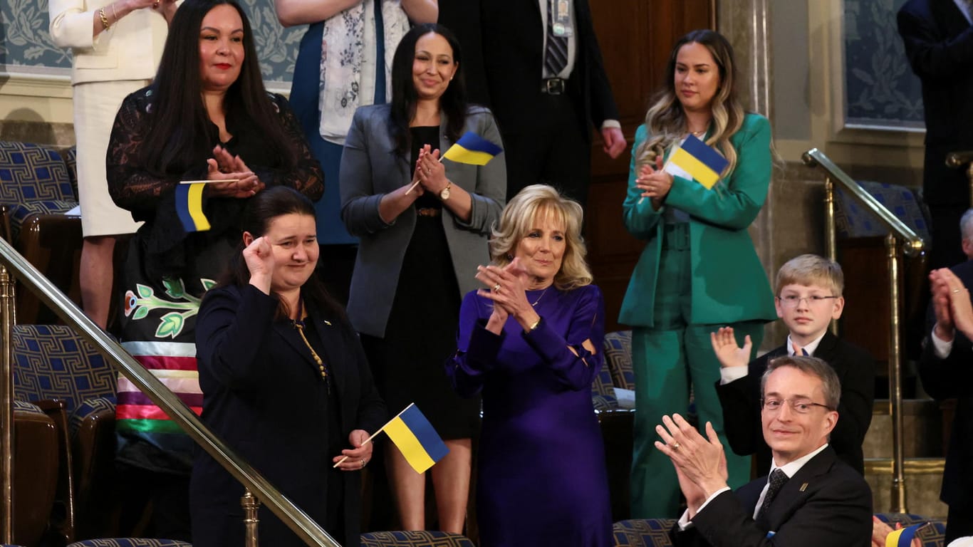 Applaus für die ukrainische Botschafterin: Einige Abgeordnete erschienen mit ukrainischen Fähnchen zur Rede des US-Präsidenten.