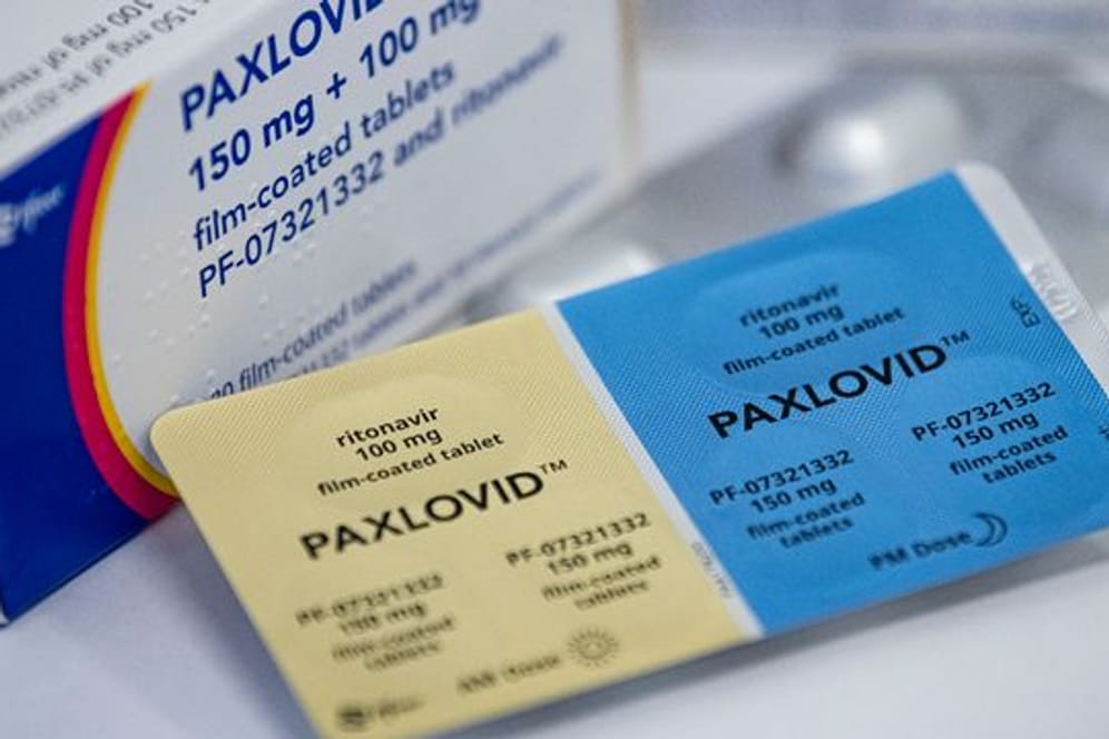 Paxlovid hat in Studien eine hohe Wirksamkeit gegen schwere Covid-19-Verläufe gezeigt.
