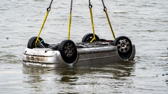Der Pkw wird in Wesel aus dem Wasser gezogen. Der Pkw wird in Wesel aus dem Wasser gezogen.