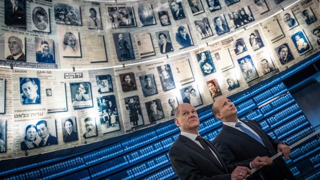 Bundeskanzler Olaf Scholz und der israelische Ministerpräsident Naftali Bennett beim Besuch der Gedenkstätte Yad Vashem.