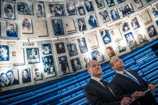 Bundeskanzler Olaf Scholz und der israelische Ministerpräsident Naftali Bennett beim Besuch der Gedenkstätte Yad Vashem.