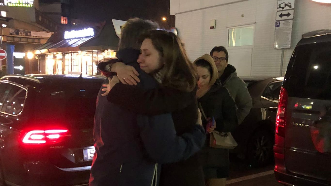 Eine Frau und ein Mann umarmen sich. Auf dem Rückweg konnte der Hilfskonvoi ukrainische Bürger mit nach Hamburg nehmen.