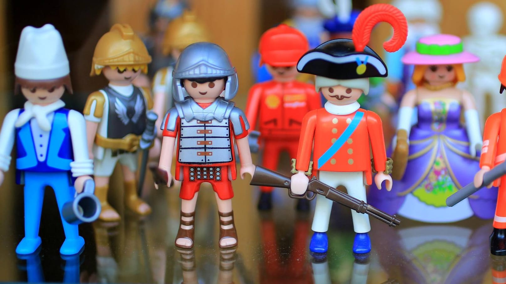 Verschiedene Playmobil-Figuren sind in einem Schaufenster in Köln zu sehen (Symbolbild): Putin bekommt keine Plastik-Figuren mehr.