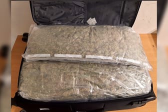 Ein Koffer voller Marihuana: Zivile Ermittler fanden 20 Kilogramm Marihuana in einem Reisegepäck.