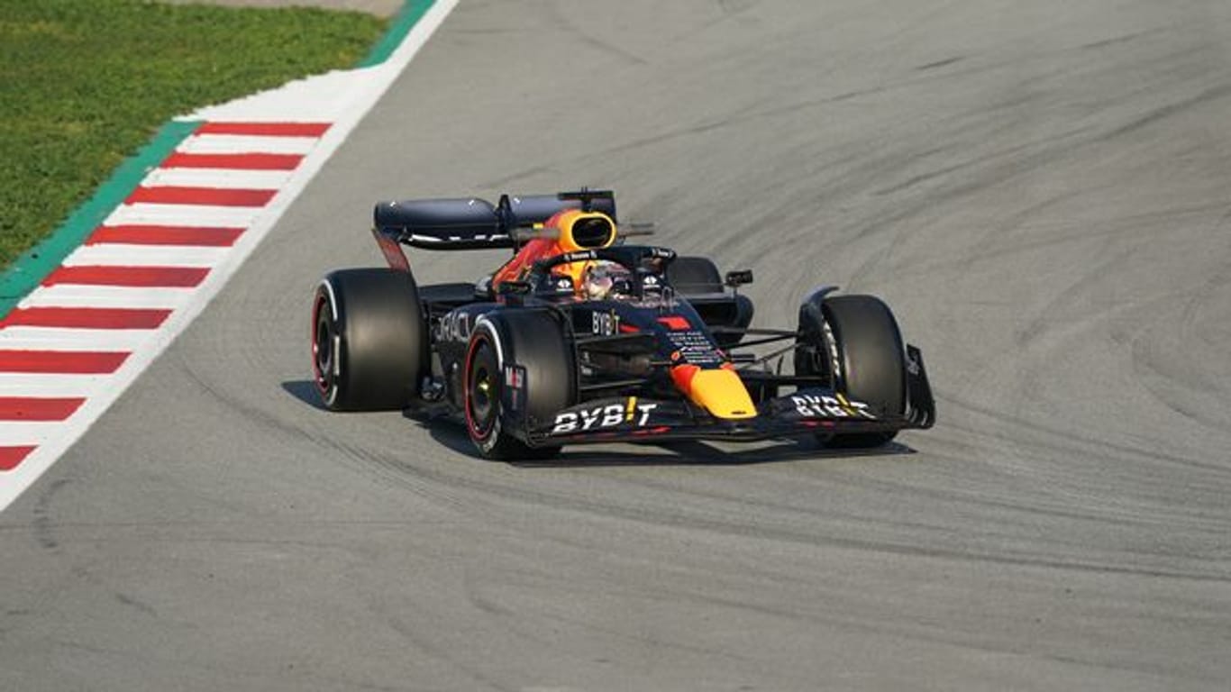 Der niederländische Rennfahrer Max Verstappen steuert den Red-Bull-Boliden über die Strecke.