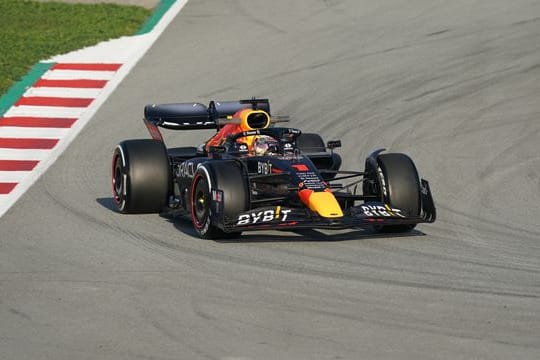 Der niederländische Rennfahrer Max Verstappen steuert den Red-Bull-Boliden über die Strecke.