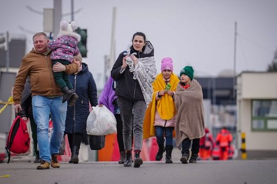 Eine Familie passiert die ukrainisch-polnische Grenze in Medyka.