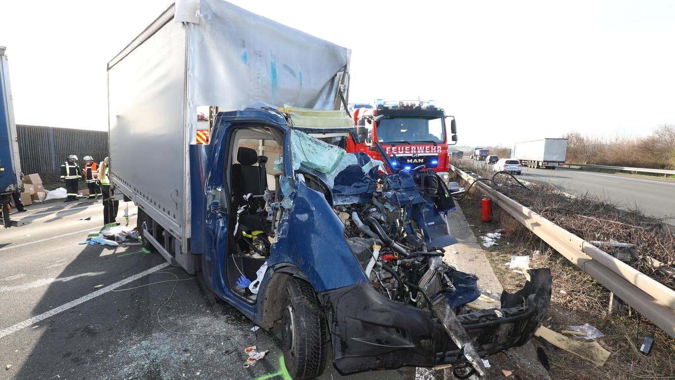 Ein Kleintransporter steht an der Unfallstelle: Auf der A3 Richtung Köln gab es am Mittwochmorgen einen schweren Verkehrsunfall.