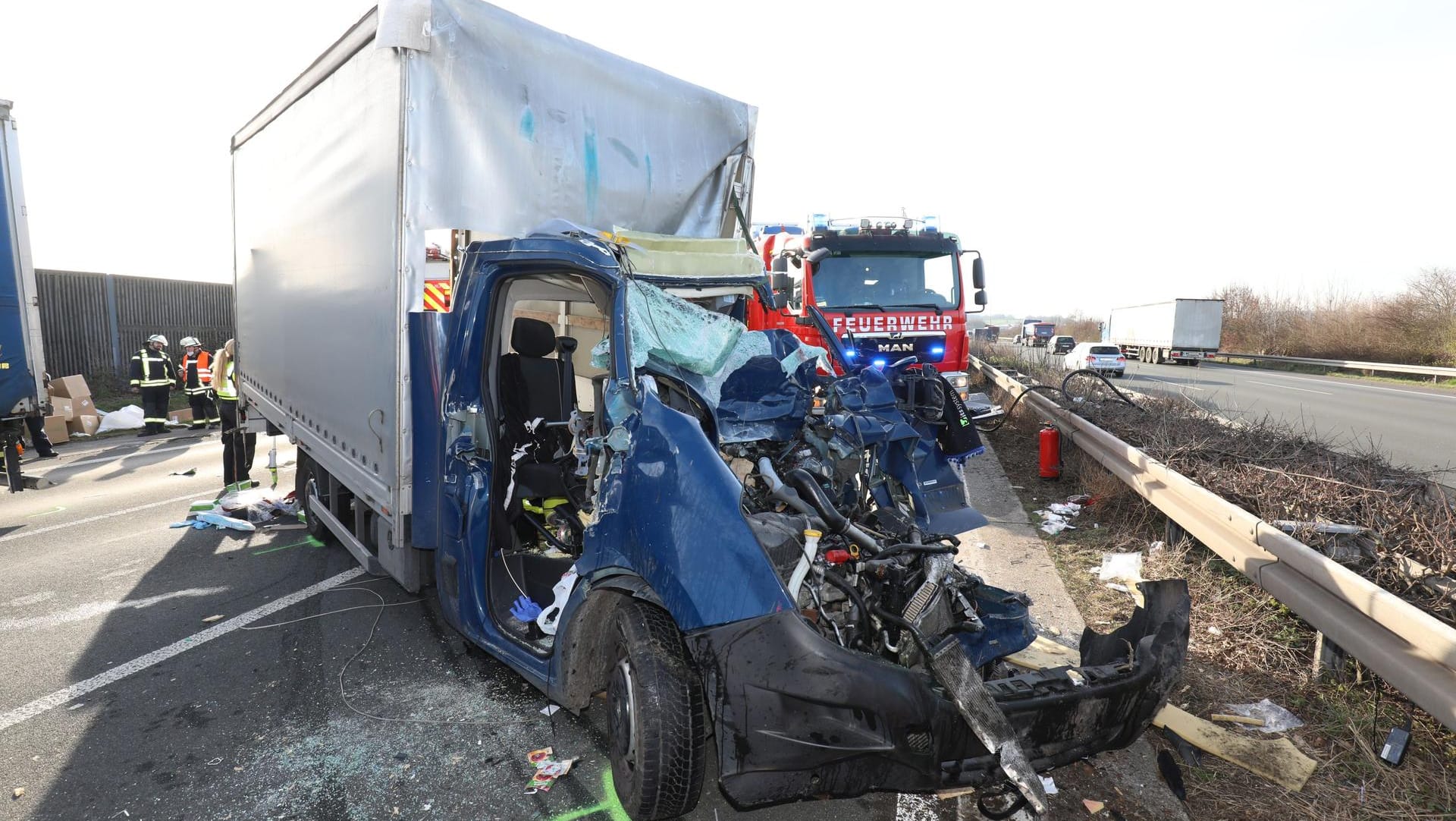 Ein Kleintransporter steht an der Unfallstelle: Auf der A3 Richtung Köln gab es am Mittwochmorgen einen schweren Verkehrsunfall. Ein Kleintransporter steht an der Unfallstelle: Auf der A3 Richtung Köln gab es am Mittwochmorgen einen schweren Verkehrsunfall.