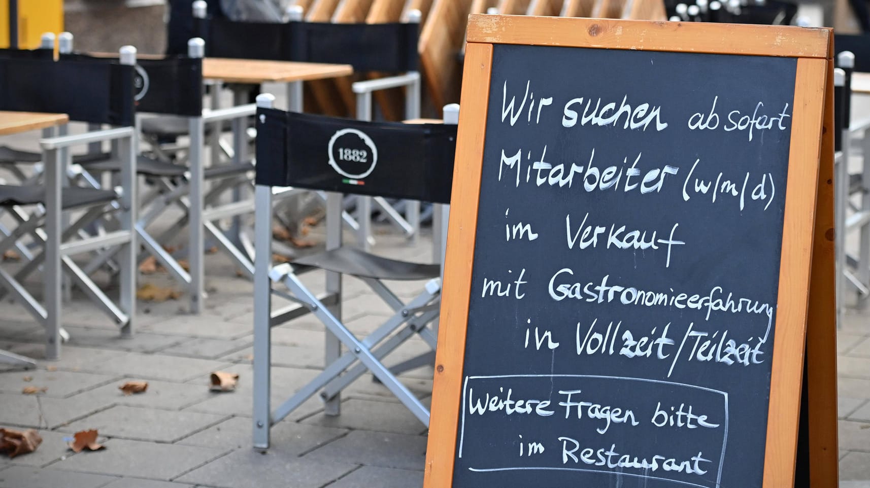 Aufsteller vor einem Restaurant (Archivbild): In der Gastronomie werden häufig Teilzeitstellen angeboten.