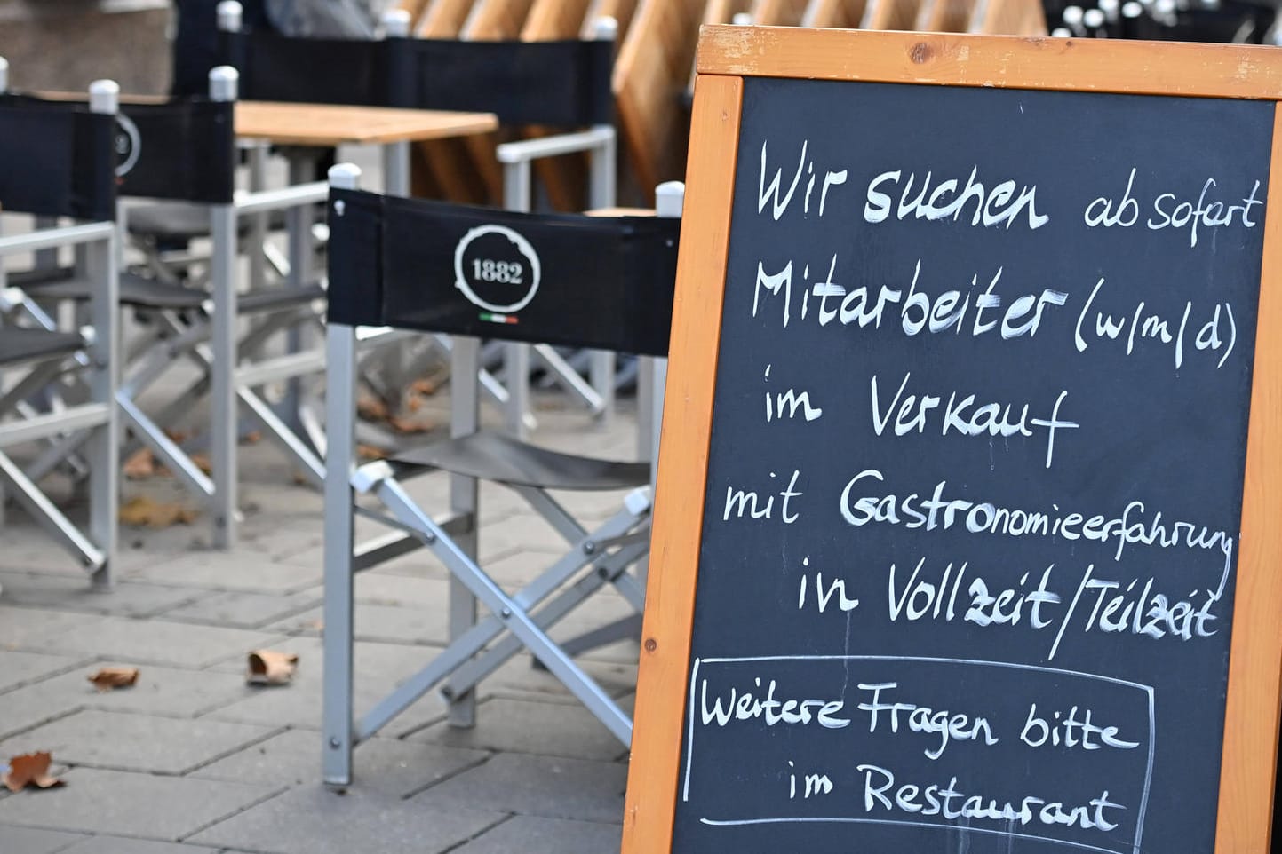 Aufsteller vor einem Restaurant (Archivbild): In der Gastronomie werden häufig Teilzeitstellen angeboten.