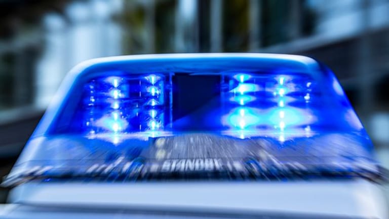 Ein Blaulicht leuchtet auf dem Dach eines Polizeiwagens (Symbolbild): Ein 18-Jähriger wurde mit einem Messer schwer verletzt.