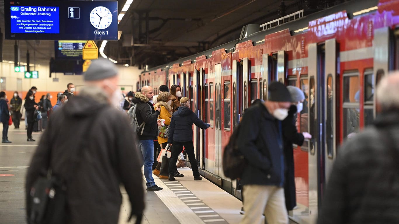 Fahrgäste steigen in eine S-Bahn in München (Symbolbild): Der Zugverkehr läuft in München wieder planmäßig.