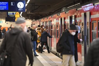 Fahrgäste steigen in eine S-Bahn in München (Symbolbild): Der Zugverkehr läuft in München wieder planmäßig.