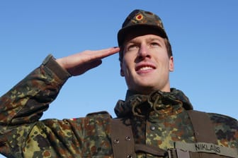 Ein salutierender Grundwehrdienstleistender: 2011 wurde die Wehrpflicht ausgesetzt. Manche fordern ihre Rückkehr.