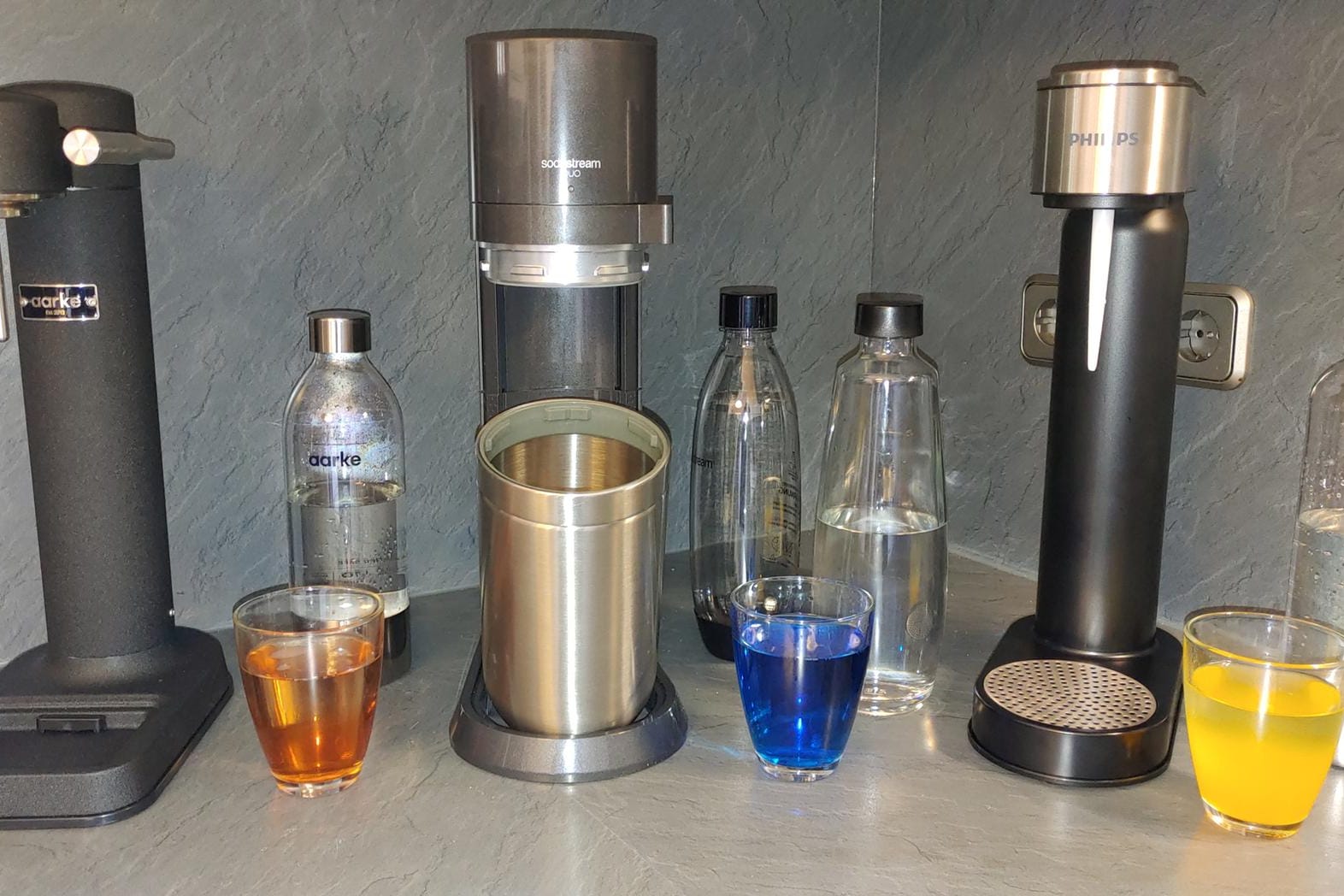 Wassersprudler im Test: Unsere Testprodukte von Aarke, Sodastream und Philips (von links nach rechts).