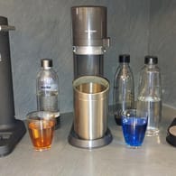 Wassersprudler im Test: Unsere Testprodukte von Aarke, Sodastream und Philips (von links nach rechts).