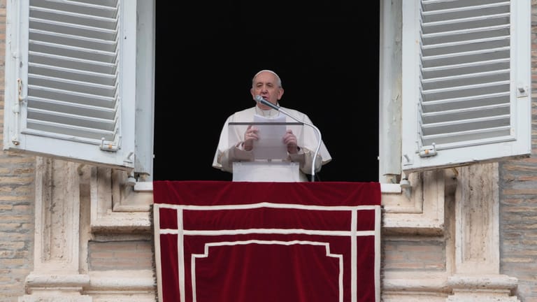 Papst Franziskus spricht das Angelusgebet auf dem Petersplatz (Archivbild): Er wies Woelki an, bis zu seiner Entscheidung über sein Rücktrittsangebot im Amt zu bleiben.