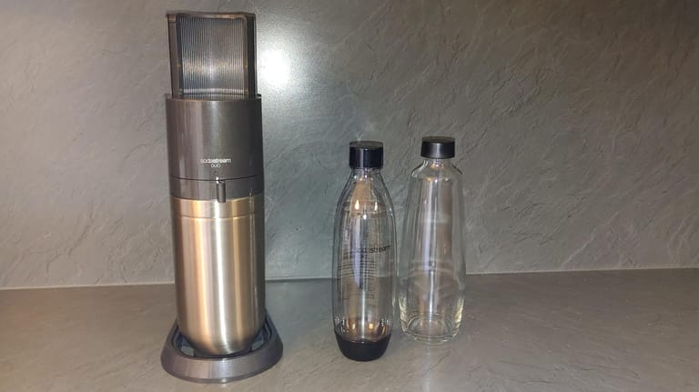 Der Sodastream Duo Wassersprudler wird mit je einer Kunststoff- und einer Glasflasche geliefert.