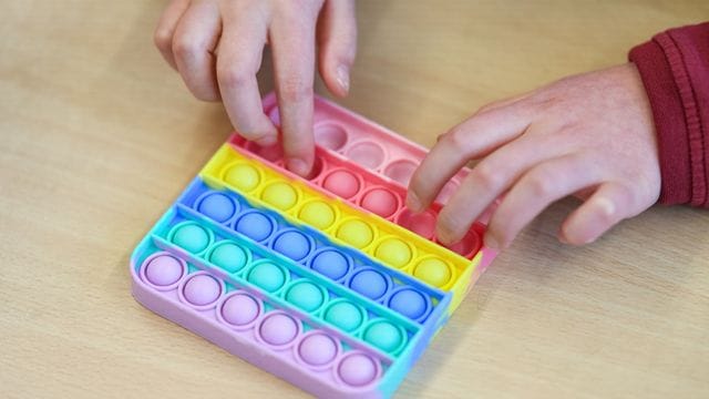 Zum Ploppen schön: Ein Pop-It-Fidget-Toy sollte nicht in der Küche eingesetzt werden, wenn es nicht ausdrücklich mit dem Aufdruck "Für Lebensmittelkontakt" gekennzeichnet ist.