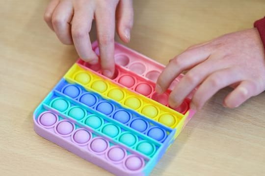 Zum Ploppen schön: Ein Pop-It-Fidget-Toy sollte nicht in der Küche eingesetzt werden, wenn es nicht ausdrücklich mit dem Aufdruck "Für Lebensmittelkontakt" gekennzeichnet ist.